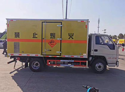 东至爆破器材运输车工人安全操作规范与智能技术保障